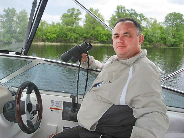 Николай Роенко на катере «Наснага»  в Ольгинском заливе Днепра