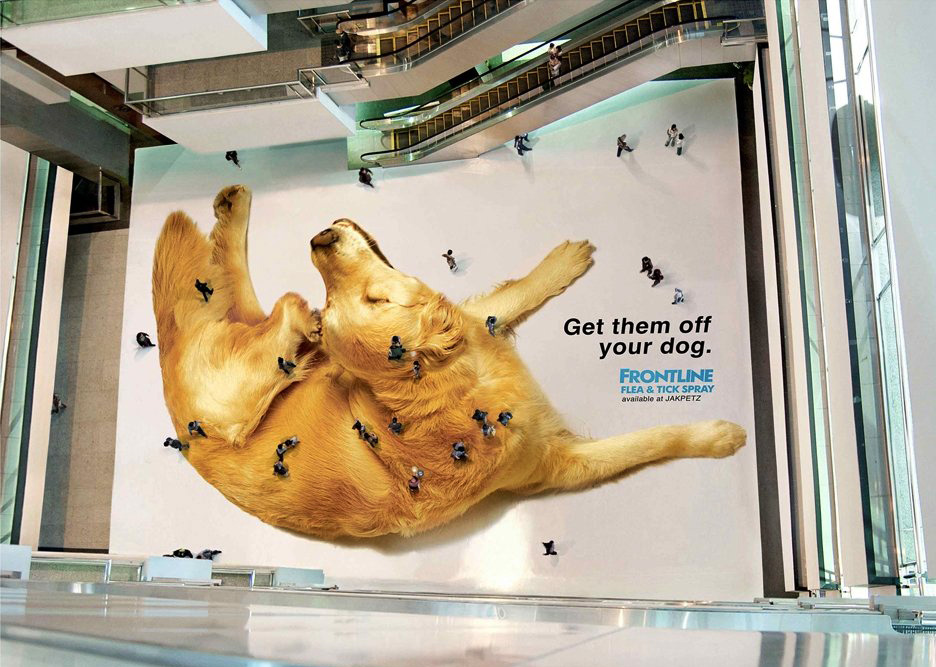 Frontline. На полу супермаркета - реклама спрея от блох и клещей . В роли «мух» - покупатели магазина.